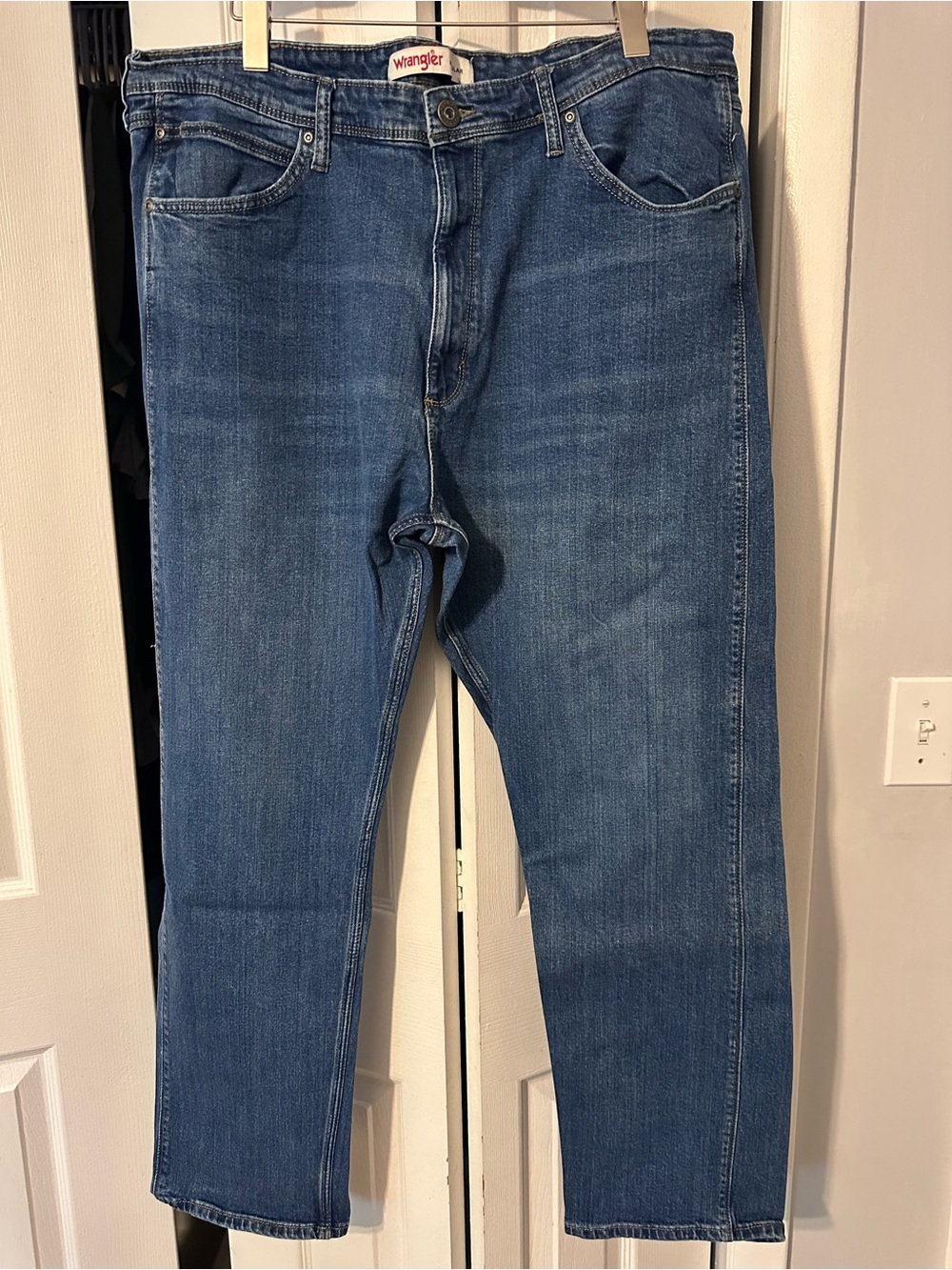 Wrangler Men's Medium Blue Straight Leg Jeans